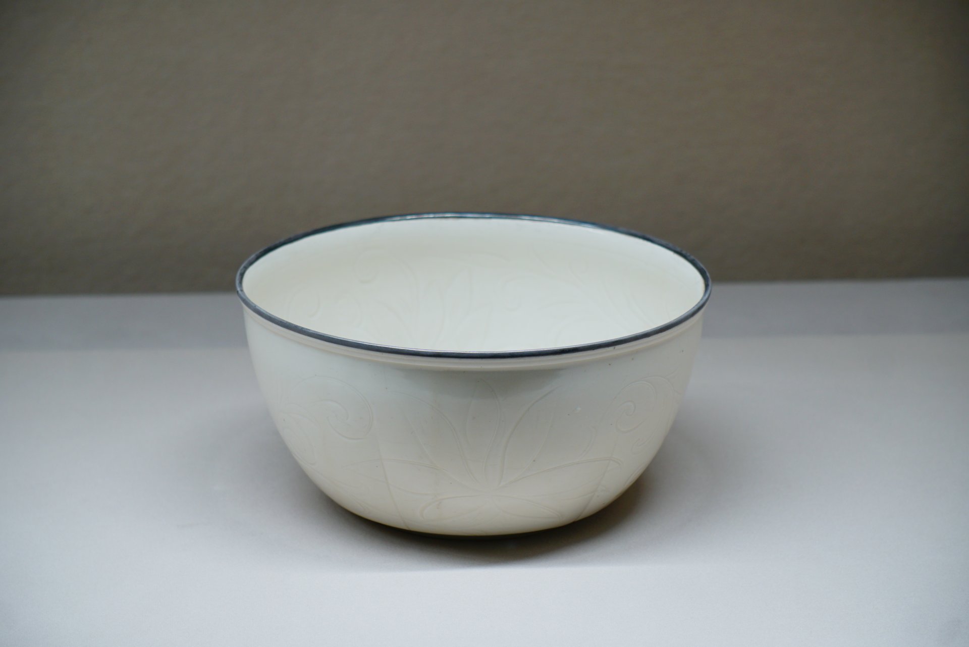 白磁刻花蓮華文洗（白磁蓮華文深鉢）