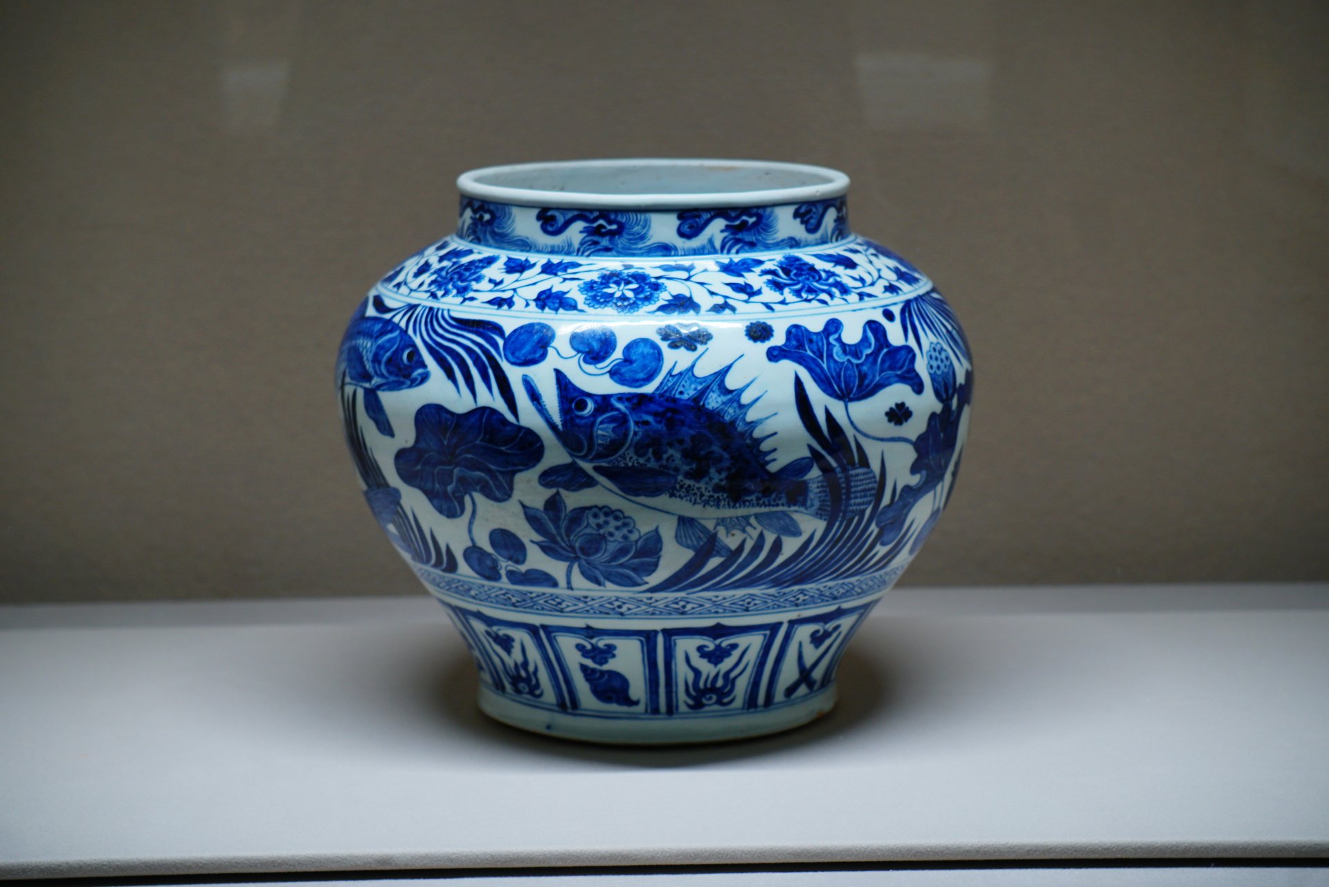 青花蓮池魚藻文壺（染付魚藻文壺）