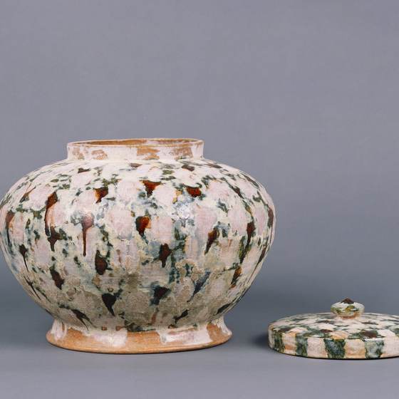 三彩陶器 蓋付壺（骨蔵器）
